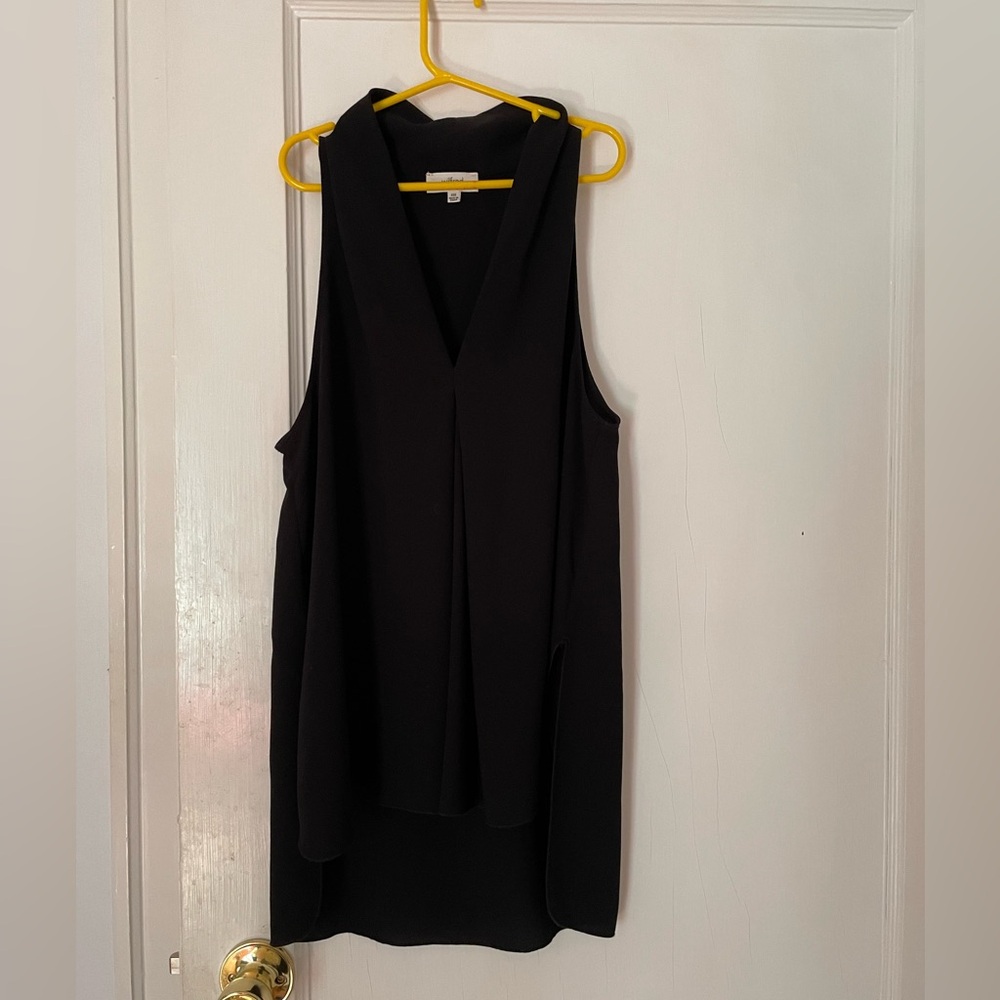 Aritzia Wilfred Black V-neck in XXS